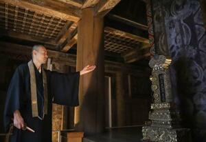 醍醐寺の国宝・五重塔の内部を説明する小暮徹順課長=14日午後、京都市伏見区