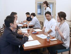 柏崎の魅力や暮らしについて考えたトークイベント＝柏崎市西本町３