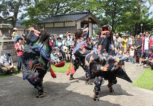 木崎神社で披露された小獅子舞=佐渡市小木町