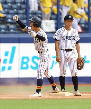 北越－帝京長岡　７回表２死二、三塁　帝京長岡８番富田が右越えに２点適時打を放ち３－１。三塁上でガッツポーズする富田＝ハードオフエコスタジアム