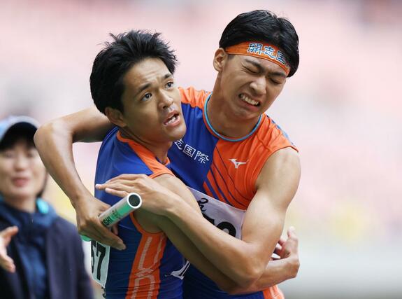 男子1600メートルリレー決勝 優勝した開志国際 抱き合って喜ぶ2走の若井快晴(左)とアンカーの田中勇斗=デンカビッグスワン