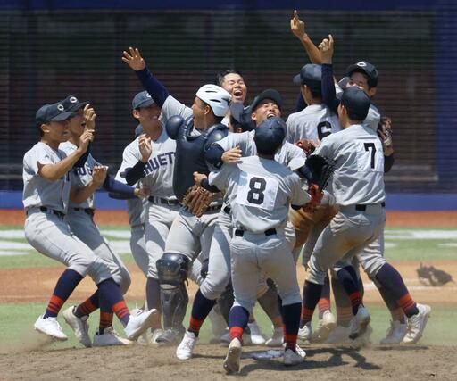 中越－新潟産大付　県大会優勝を決め、マウンドで喜ぶ中越の選手たち＝エコスタ