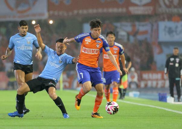 川崎－新潟　攻め上がる新潟のＭＦ谷口海斗＝Ｕ等々力（写真映像部・富山翼）