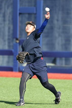 ドラフトから一夜明け、キャッチボールする牧野憲伸＝エコスタ