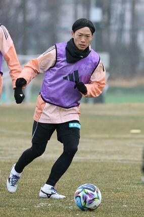 奈良戦に向けて練習するＭＦ星雄次＝聖籠町