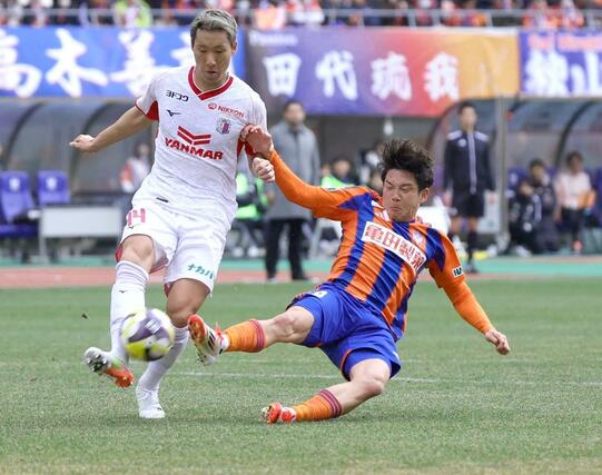 新潟-C大阪 前半、FW矢村健が競り合う=ビッグスワン