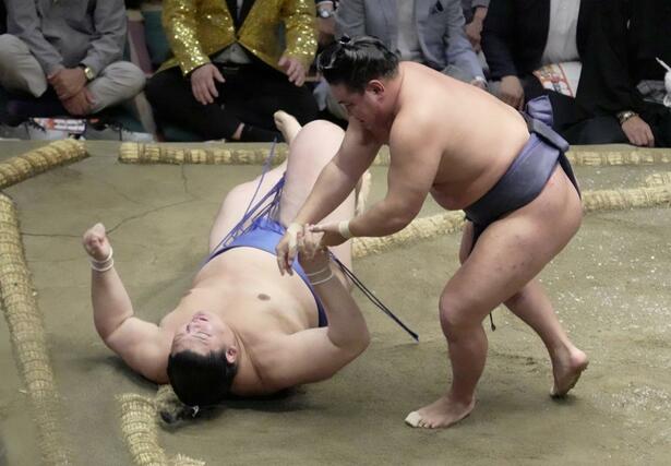 豊昇龍（右）が上手ひねりで大の里を下す＝両国国技館