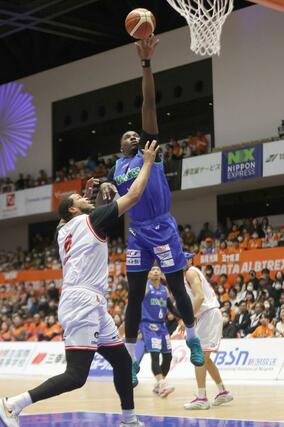 新潟－埼玉　第３クオーター、ムトンボが決めて３３－３０＝アオーレ長岡