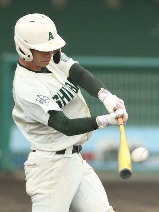 新発田農－佐渡総合　４回新発田農１死一、三塁、平野詠士が２点適時二塁打を放ち、３－０＝新発田市五十公野