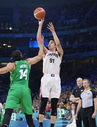 日本－ブラジル　第１クオーター、３点シュートを決める吉井＝リール（共同）