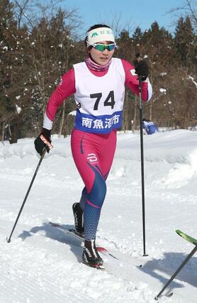 女子成年Ｂ５キロクラシカル　優勝した小島千香世（妙高市役所）が３キロ付近の坂を上る＝南魚沼市