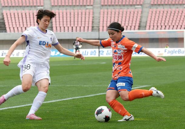 後半、競り合う山本結菜＝ビッグスワン