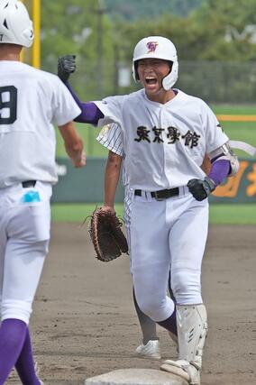 東京学館１回１死一三塁、深川珀が先制適時打を放ち、ガッツポーズ＝三条市パールスタ