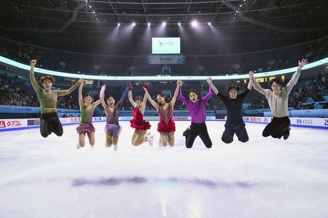 エキシビションを終え、撮影に応じる（左から）森口澄士、長岡柚奈、千葉百音、中井亜美、青木祐奈、友野一希、三浦佳生、山本草太＝北京（共同）