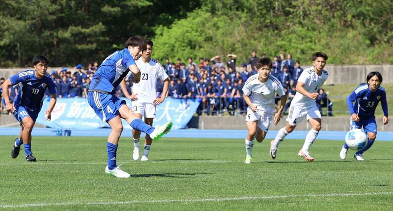 新潟医福大－ＪＳＣ　後半２５分、ＪＳＣのＤＦ安藤裕麻がＰＫを決めて１－２＝５月１０日、新発田市