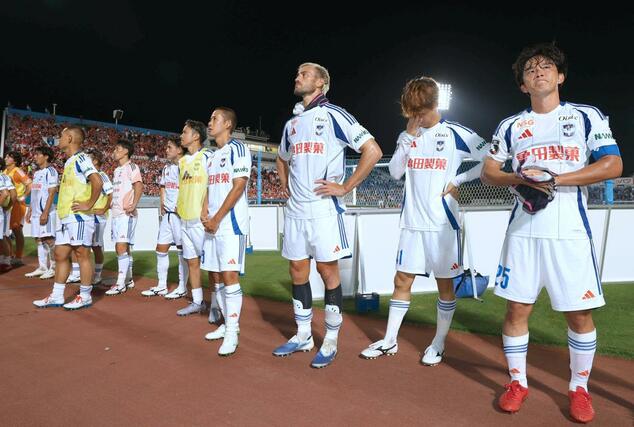 試合終了後、悔しそうな表情を浮かべながらサポーターに挨拶をする新潟の選手＝９月２０日　横浜市のニッパツ三ツ沢球技場