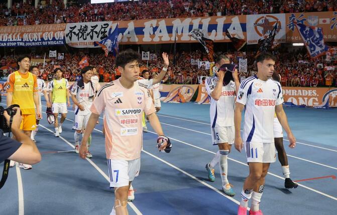 川崎－新潟　入江徹監督の初陣を白星で飾れず、肩を落とす新潟の選手たち＝Ｕ等々力