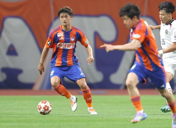 新潟-福山シティ 前半、パスコースを探すDF森昂大=ビッグスワン