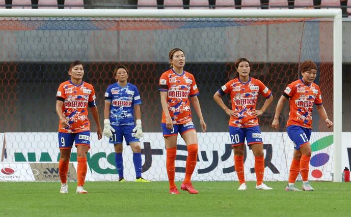 新潟Ｌ－三菱重工浦和　前半、先制を許し肩を落とす新潟Ｌの選手＝デンカビッグスワン