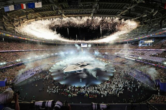 パリ五輪の閉会式を彩る花火＝８月１１日、パリ郊外（共同）