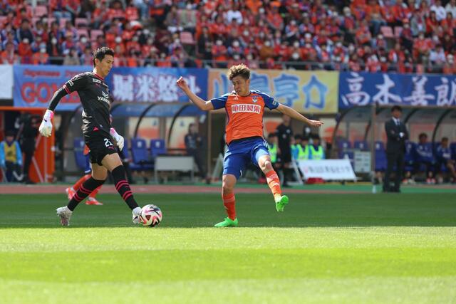 前半、FW谷口海斗(7)が攻める=4月7日、デンカビッグスワン