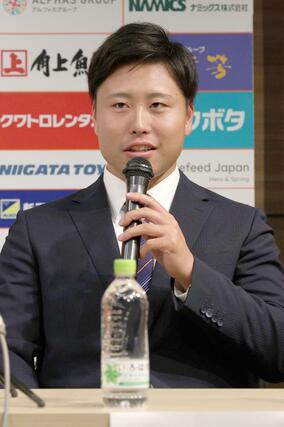 中日から育成１位で指名され、会見するオイシックスの牧野憲伸投手＝新潟日報メディアシップ