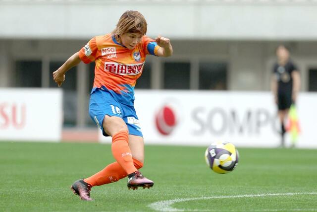 新潟Ｌ－日テレ東京Ｖ　前半、ＦＷ川澄奈穂美がミドルシュートを放つ＝ビッグスワン