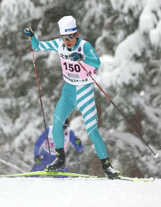 距離 男子5キロフリー 準優勝の我田平(塩沢)。1キロすぎの坂を駆け上がる=2025年2月6日、長野県