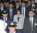参院予算委員会に向かう高市首相（中央）。後ろを歩く男性２人はいずれも秘書官＝４月７日、国会