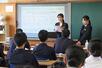 企業が抱える課題を担当者から聞く中越高校の１年生＝２３日、長岡市新保町