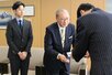 鈴木力市長（右）に目録を手渡す捧和雄さん（中央）と、開維さん＝燕市役所