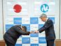 経産省からの申し入れ書を受け取る東京都小笠原村の渋谷正昭村長(右)=3月、小笠原村役場(経産省提供)
