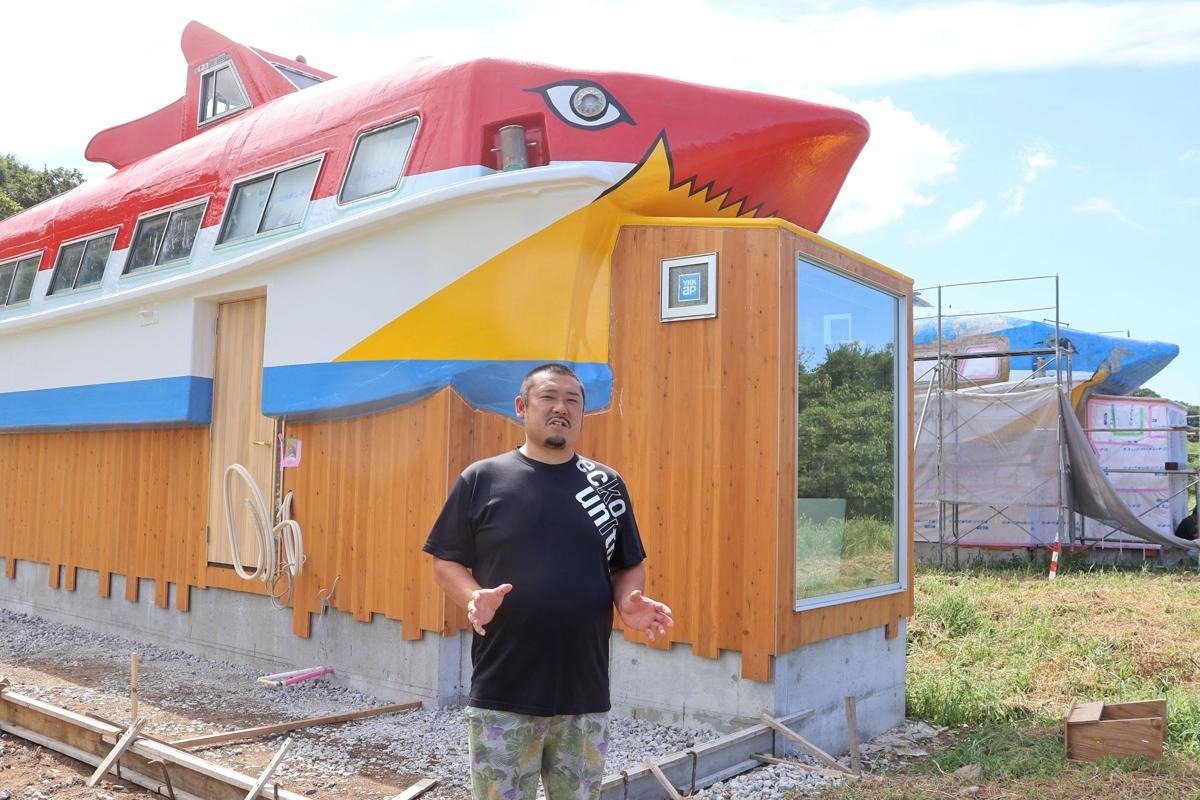 目覚めよ「シャーク号」！佐渡で活躍した海中透視船を一棟貸しの宿に