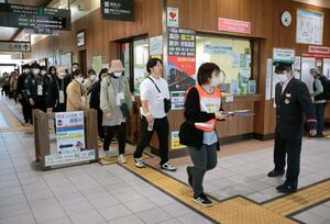 上越妙高駅での避難訓練の様子=30日、上越市