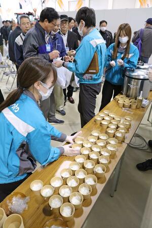 農機具の展示会で行われた「なつほなみ」の試食会＝２０２５年１１月、新潟市中央区（写真映像部・新井田悠撮影）
