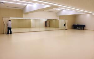  床、壁、天井が二重構造になり、大型鏡が設置された練習室＝新潟市中央区一番堀通町