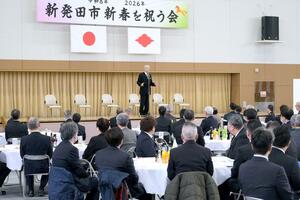 地域の政財界関係者が新年のあいさつを交わした「新春を祝う会」＝７日、新発田市本町４
