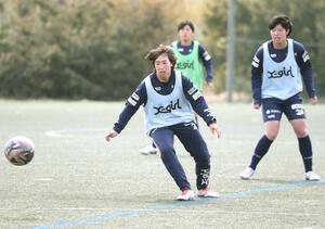 長野戦に向けて練習に取り組むFW児野楓香=聖籠町