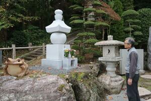 平林城主の武将色部長真をしのんで建立された供養塔=村上市平林
