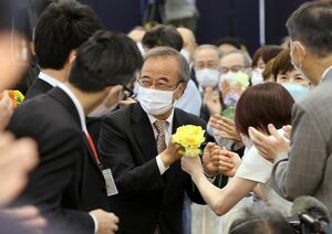 当選を決め、支援者と満面の笑みでグータッチをする花角英世さん＝２９日午後８時過ぎ、新潟市中央区