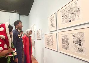 27日、米サンフランシスコのデ・ヤング美術館で、展示された漫画の原画を見る来場者(共同)