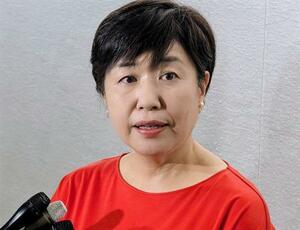 報道陣の取材に応じる遊佐美由紀氏=26日午前、仙台市