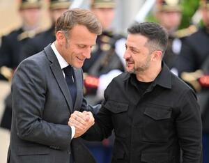 ウクライナのゼレンスキー大統領(右)を歓迎するフランスのマクロン大統領=3日、パリ(ゲッティ=共同)