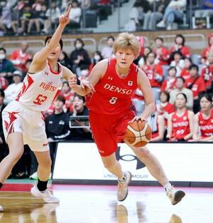 　デンソー―富士通　第２クオーター、攻め込むデンソー・高田＝豊田市総合体育館