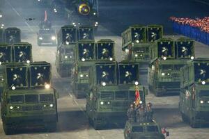 2020年10月、北朝鮮・平壌の金日成広場で行われた軍事パレードに登場した短距離弾道ミサイル「KN24」(コリアメディア提供・共同)
