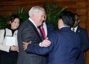 　高市首相と面会後、鉢合わせた赤沢経産相（右）と話すグラス駐日米大使＝１０日午後、首相官邸