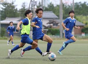天皇杯3回戦に向け、練習するJAPANサッカーカレッジの選手ら=7月、聖籠町