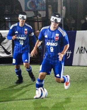 　ブラインドサッカー男子のアジア選手権準決勝でプレーする日本の平林（右）＝大阪市北区
