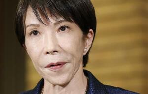 首相公邸で記者団の取材に応じる高市早苗首相。米国とイスラエルのイラン攻撃に伴う原油価格の高騰に対応し、石油備蓄のうち1カ月半の消費量に相当する分を放出すると表明した=3月11日