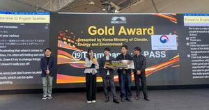 　一橋大と韓国の嘉泉大が開いた、日韓の大学生が一緒になって社会課題を解決するアイデアを競い合うイベントの授賞式（一橋大提供）